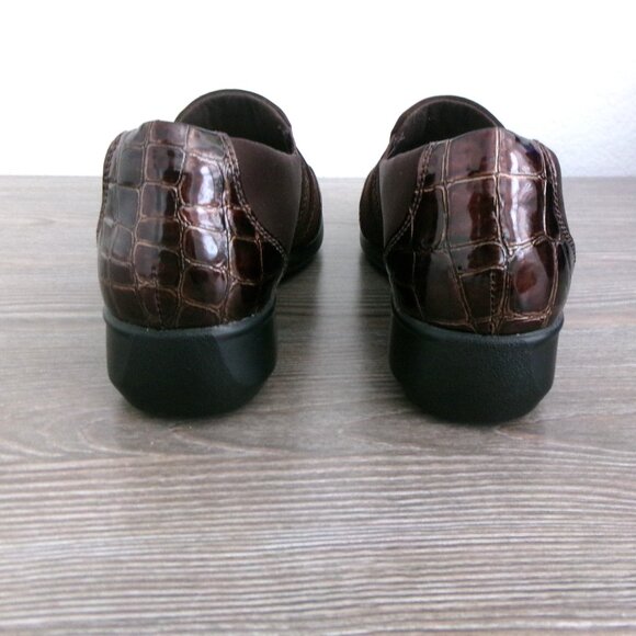 Near New Clarks GAEL REX Slip On Croc Embossed Low Wedge Loafers Shoes 8 Brown - Picture 10 of 16